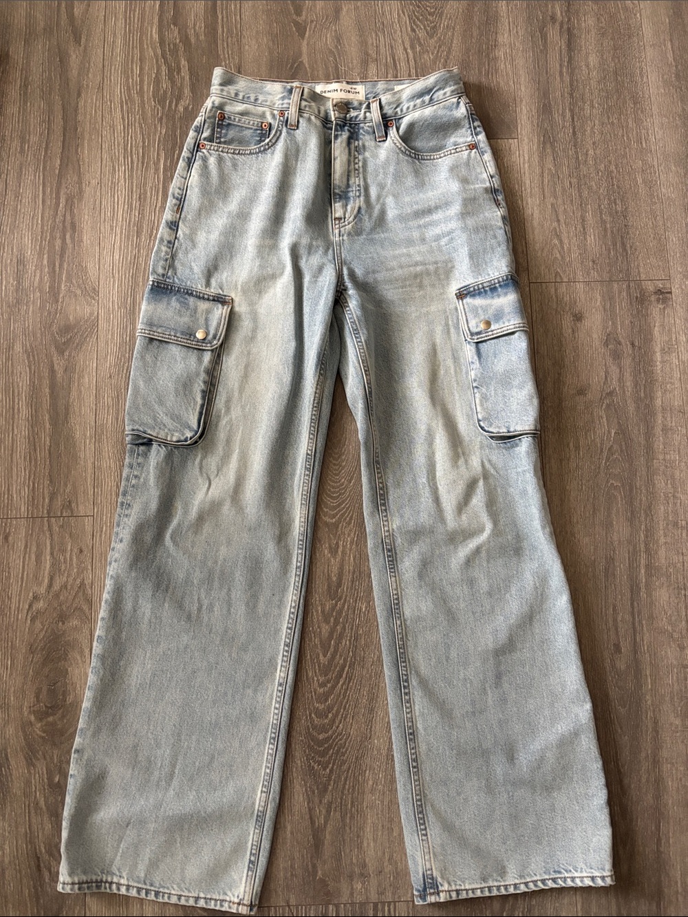Denim Forum The 90's hi rise loose cargo Light Wash